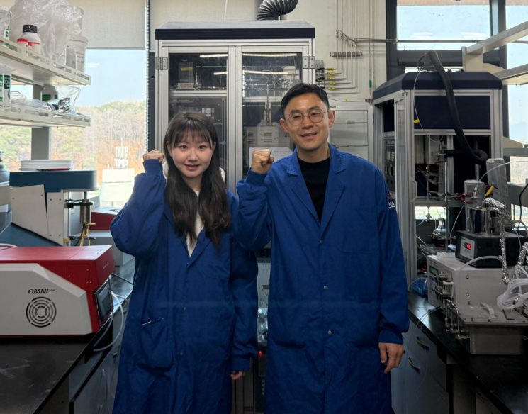 왼쪽부터 백예준 KAIST 생명화학공학과 박사과정, 최민기 교수. KAIST 제공