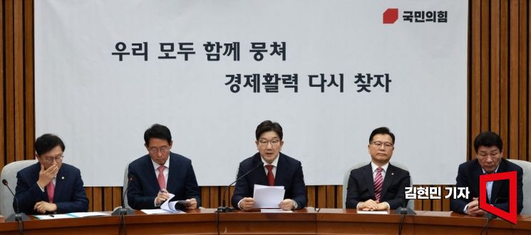 與 장외 농성·로우키 관저정치...강성 보수·중도 공략 역할 분담