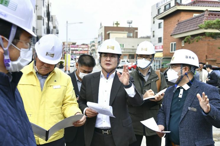 김병수 시장이 대곶면 현장행정에서 현장을 둘러보고 있다. 김포시 제공