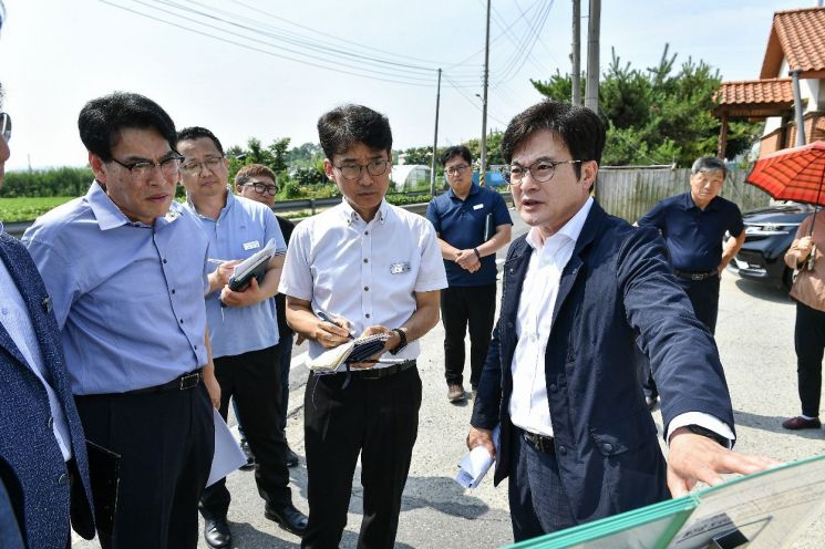 김병수 시장이 통행시장실을 통해 현장을 살피고 있는 모습. 김포시 제공