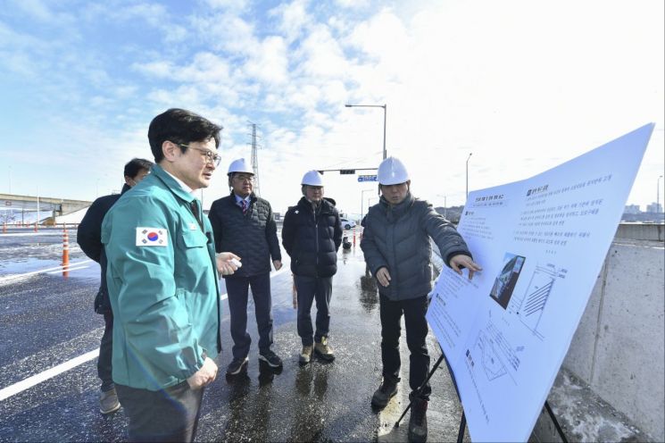 김병수 시장이 용화사 도로개통 현장에서 관계자로부터 설명을 듣고 있는 모습. 김포시 제공