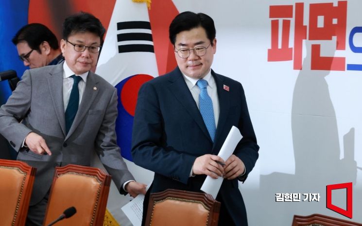 [포토] 원내대책회의 참석하는 박찬대-진성준