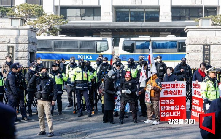 윤석열 대통령 탄핵심판 선고가 임박한 11일 서울 종로구 헌법재판소 주변에 경찰 경계가 강화되고 있다. 강진형 기자