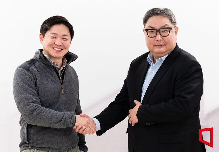 SK네트웍스와 퀄컴 테크날러지스는 상호 시너지를 위한 방안을 논의해왔으며, SK네트웍스의 다양한 사업 영역에서 협력을 추진하기로 했다. 지난해 12월 삼일빌딩에서 양사 협력 방안을 이야기하는 자리에서 최성환 SK네트웍스 사업총괄 사장(왼쪽), 권오형 퀄컴 아태지역 총괄 사장 겸 본사 수석 부사장이 악수하고 있다.(제공=SK네트웍스)