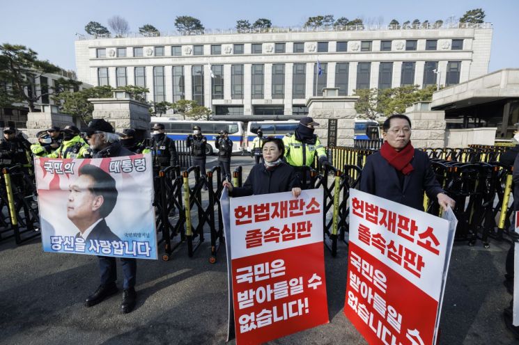 광장에 나선 여야…헌재 탄핵 심판 여론전