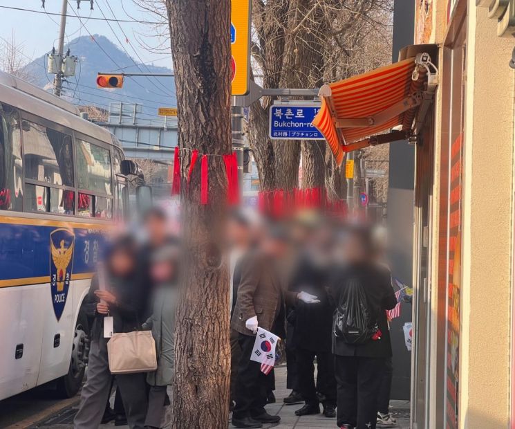 "빨리 이 시국이 끝났으면"…연이은 집회에 몸살 앓는 헌재 앞 상권