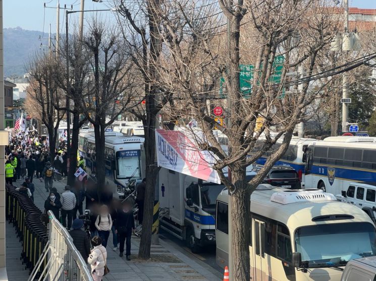 "빨리 이 시국이 끝났으면"…연이은 집회에 몸살 앓는 헌재 앞 상권