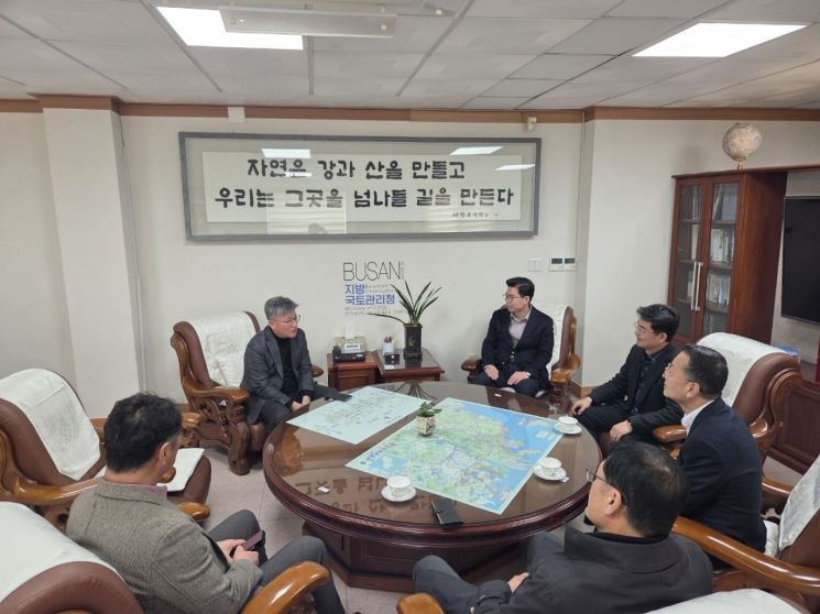 김광열 영덕군수(가운데 오른쪽)가 전형필 부산지방국토관리청장을 만나 지역 현안사업을 논의하고 있다. 영덕군 제공