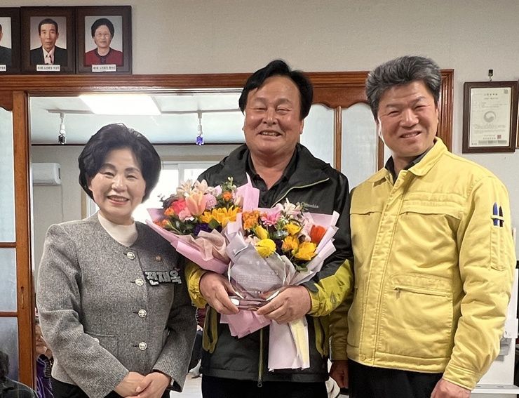 태안군의회, 찾아가는 의정발전 유공자 시상 ‘화제’