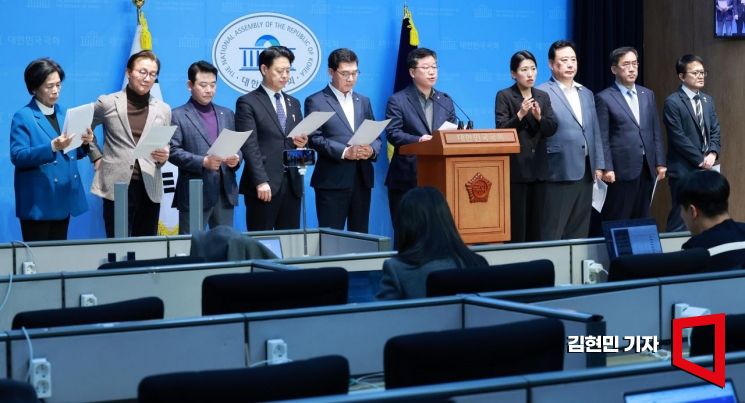 [포토] 대통령 탄핵선고 촉구하는 민주 상임위원장들