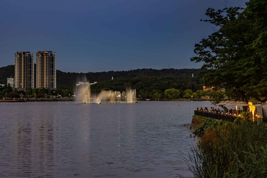 수성유원지는 주변의 완만한 산지와 수성못을 끼고 자연의 경관미를 이루고 있다. 보트놀이와 오리배 등을 즐길 수 있는 수성못과 어린이 놀이터, 두산폭포 등 볼거리, 즐길거리가 있어 가족나들이와 연인들의 데이트 코스로 적격이다. 한국관광공사 홈페이지