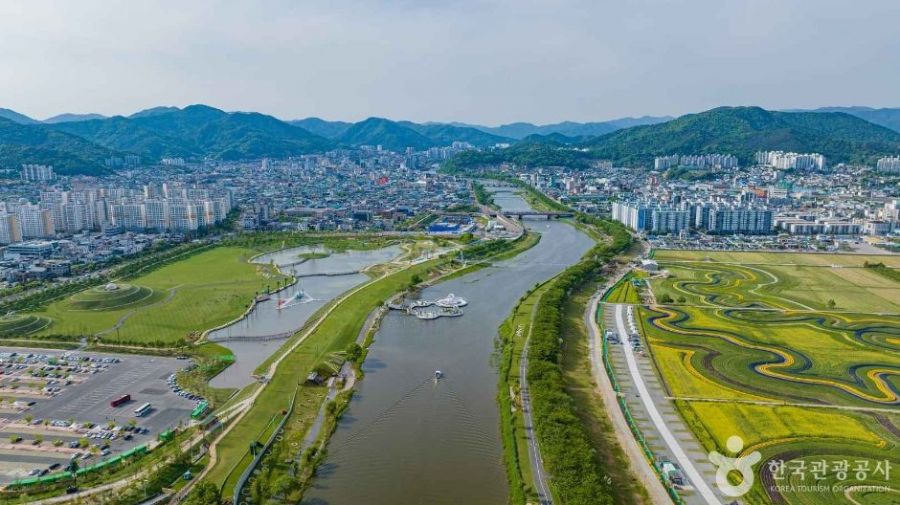 오천그린광장은 대규모 마로니에 숲을 비롯해 다양한 수목들이 어싱길, 잔디밭과 어우러져 시민들이 많이 찾고 사랑하는 공간으로 자리매김했다. 한국관광공사 홈페이지