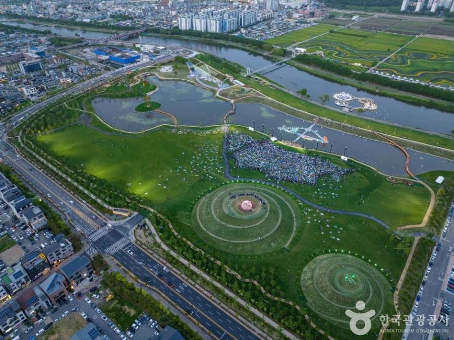 오천그린광장은 대규모 마로니에 숲을 비롯해 다양한 수목들이 어싱길, 잔디밭과 어우러져 시민들이 많이 찾고 사랑하는 공간으로 자리매김했다. 한국관광공사 홈페이지