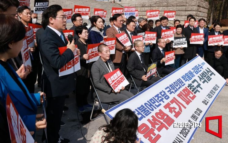 [포토] 윤석열 조기 파면 촉구 삭발식서 격려 발언하는 박찬대