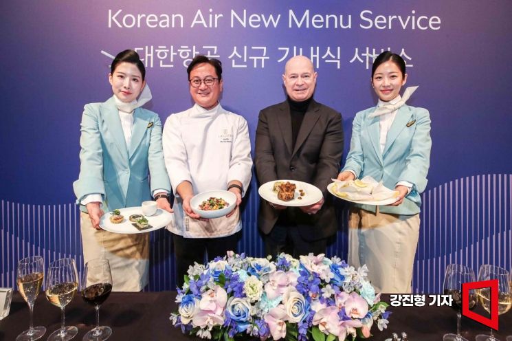 "하늘에서 파인다이닝 즐겨요"…대한항공 새 기내식 선보여