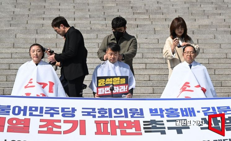 [포토] '野 초선' 박홍배·김문수·전진숙, '尹 파면' 촉구하며 삭발