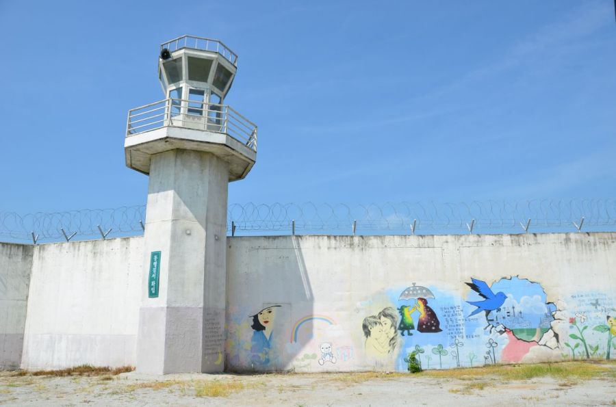 익산시 성당면 와초리 성당초등학교 남성분교 폐교부지 위에 세워진 국내 유일의 영화 촬영용 교도소 세트장. 이곳에서 영화 ‘홀리데이’, ‘아이리스’,‘전설의 마녀’, ‘7번 방의 선물’,‘내부자들’ 등 200여 편의 영화와 드라마가 촬영되었다. 익산시 홈페이지