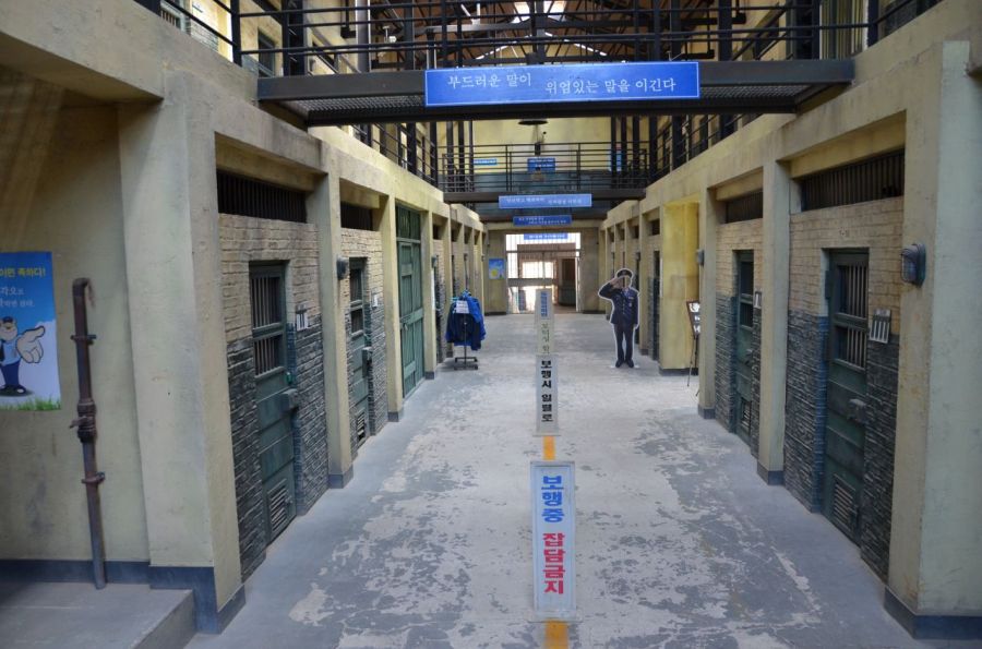 익산시 성당면 와초리 성당초등학교 남성분교 폐교부지 위에 세워진 국내 유일의 영화 촬영용 교도소 세트장. 이곳에서 영화 ‘홀리데이’, ‘아이리스’,‘전설의 마녀’, ‘7번 방의 선물’,‘내부자들’ 등 200여 편의 영화와 드라마가 촬영되었다. 익산시 홈페이지