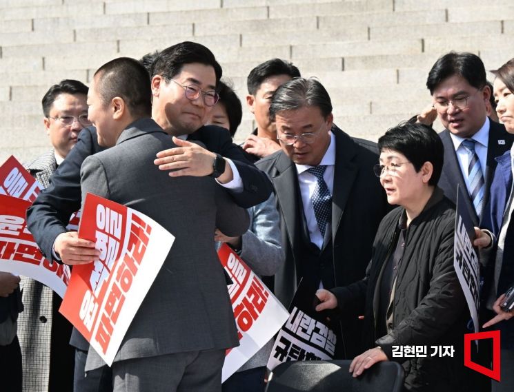 [포토] 전진숙 의원 격려하는 박찬대 원내대표