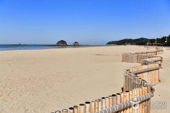 충남 태안군 안면읍 광지길에 자리한 꽃지해변은 5km에 이르는 백사장과 할배바위, 할매바위가 어우러져 그림 같은 풍광을 보여준다. 2개의 바위 너머로 붉게 물드는 낙조는 태안을 상징하는 아름다운 풍광 중 으뜸으로 꼽힌다. 한국관광공사 홈페이지