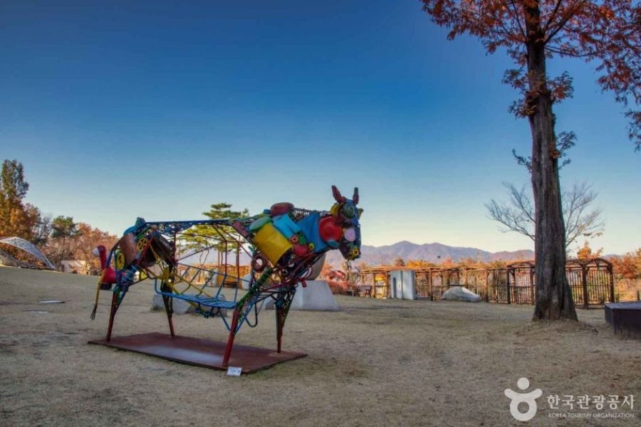 포천아트밸리는 방치되었던 폐채석장을 힐링 명소로 탈바꿈한 복합문화예술공간이다. 그림 같은 에메랄드빛 호수, 그 위를 병풍처럼 깎아지른 화강암 절벽이 장관이다. 한국관광공사 홈페이지