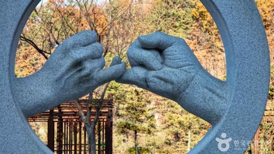 포천아트밸리는 방치되었던 폐채석장을 힐링 명소로 탈바꿈한 복합문화예술공간이다. 그림 같은 에메랄드빛 호수, 그 위를 병풍처럼 깎아지른 화강암 절벽이 장관이다. 한국관광공사 홈페이지