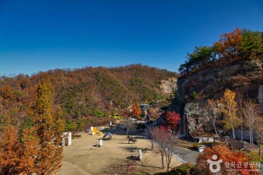 포천아트밸리는 방치되었던 폐채석장을 힐링 명소로 탈바꿈한 복합문화예술공간이다. 그림 같은 에메랄드빛 호수, 그 위를 병풍처럼 깎아지른 화강암 절벽이 장관이다. 한국관광공사 홈페이지