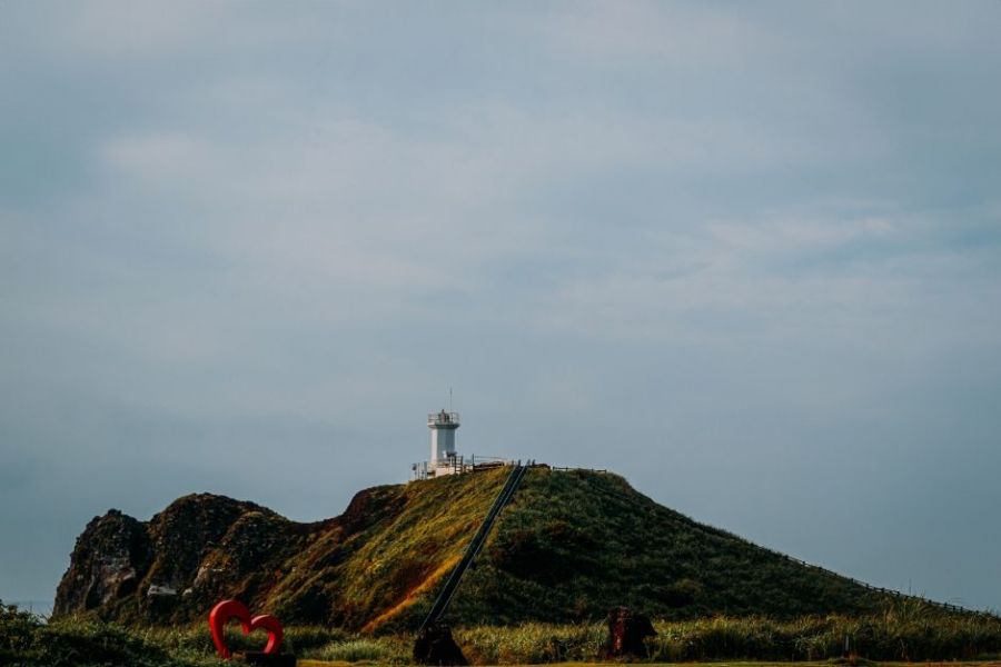 섭지코지는 코지(코지곶을 의미하는 제주 방언)라는 지명에서 알 수 있듯 코의 끄트리 모양 비죽 튀어나온 지형이다. 위치상으로는 서귀포시 성산읍 신양리 해안에 돌출되어 있다. 한국관광공사 홈페이지