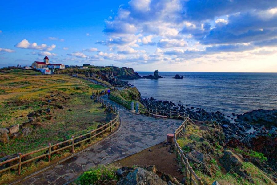 섭지코지는 코지(코지곶을 의미하는 제주 방언)라는 지명에서 알 수 있듯 코의 끄트리 모양 비죽 튀어나온 지형이다. 위치상으로는 서귀포시 성산읍 신양리 해안에 돌출되어 있다. 한국관광공사 홈페이지