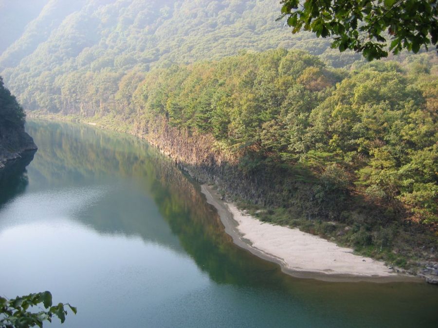 멍우리 지역은 한탄강변 절벽을 끼고 입구가 나있어 예부터 “술 먹고 가지 말아라” 할 정도로 낭떠러지로 된 험로다. 조심하지 않고 넘어지면 몸에 멍우리가 생긴다는 뜻에서 멍우리라는 지명이 붙었다. 포천시 홈페이지