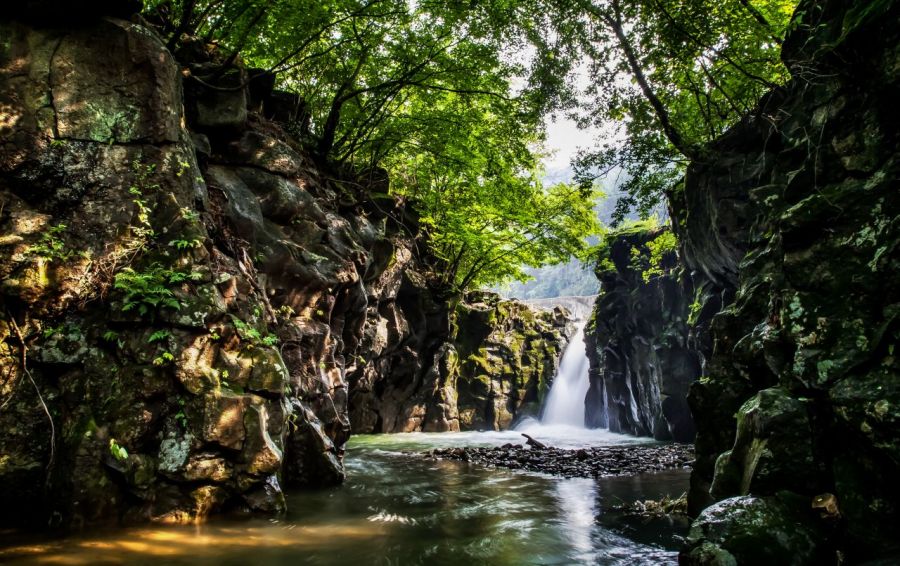 이 폭포는 예로부터 겨울이면 수백 마리의 산비둘기가 서식해 '비둘기낭'이라 부르게 되었다. 한탄강변에 있던 폭포가 수십만 년 동안 침식으로 인해 뒤로 물러나면서 깊은 계곡과 함께 아늑한 보금자리를 형성했다. 포천시 홈페이지