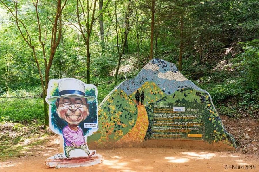 계족산 황톳길은 임도 총 14.5㎞에 질 좋은 황토 2만여 톤을 투입하여 조성한 맨발 트래킹의 명소다. 경사가 완만해 맨발로 걷기 무리 없을 뿐 아니라, 여름에는 발끝부터 황토의 시원한 기운이 올라와 무더위를 식히기 좋다. 한국관광공사 홈페이지