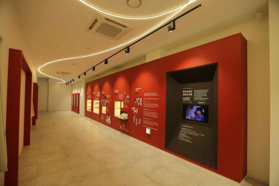 국내 최대 규모의 반려견 테마파크. 춘천 남산면 일대 약 99,173㎡(약 3만 평) 대지에 조성한 강아지숲. 박물관, 운동장, 수영장(여름 한정 운영) 등 다채로운 시설을 갖췄다. 예방접종이 완료된 3개월 이상의 반려견만 입장 가능하다. 한국관광공사 홈페이지