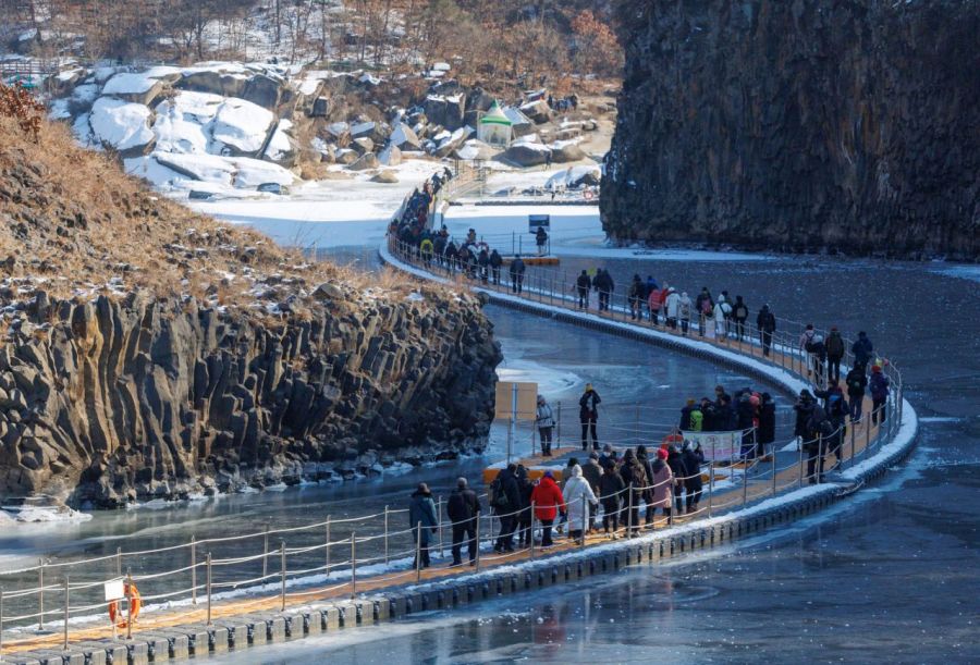 지난 1월 11일 강원 철원군 한탄강 일원에서 개막한 '2025 철원 한탄강 얼음 트래킹 축제'를 찾은 관광객들이 주상절리 등 화산지형 비경과 함께 겨울을 즐기고 있다. 철원군 제공 연합뉴스