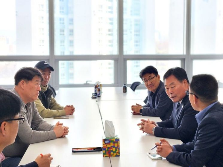 김산 무안군수(우측 가운데)가 제주항공 유가족협의회 사무실을 방문해 협의회 대표단과 면담을 하고 있다. 무안군 제공