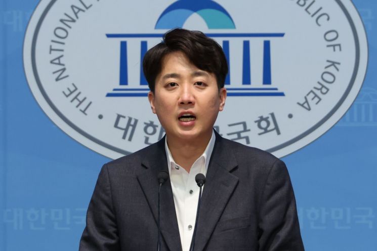 이준석 개혁신당 의원이 지난 11일 서울 여의도 국회 소통관에서 고위공직자법죄수사처 폐지법 발의 취지를 설명하고 있다. 연합뉴스