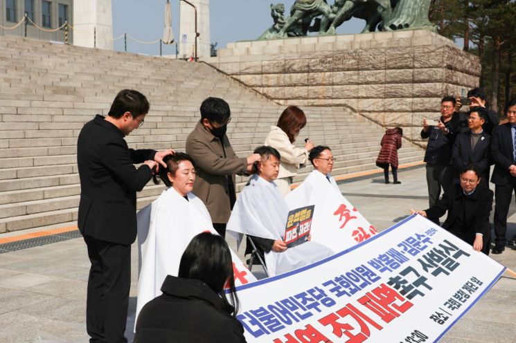 민주당 전진숙·김문수 “尹 파면”…삭발 단행