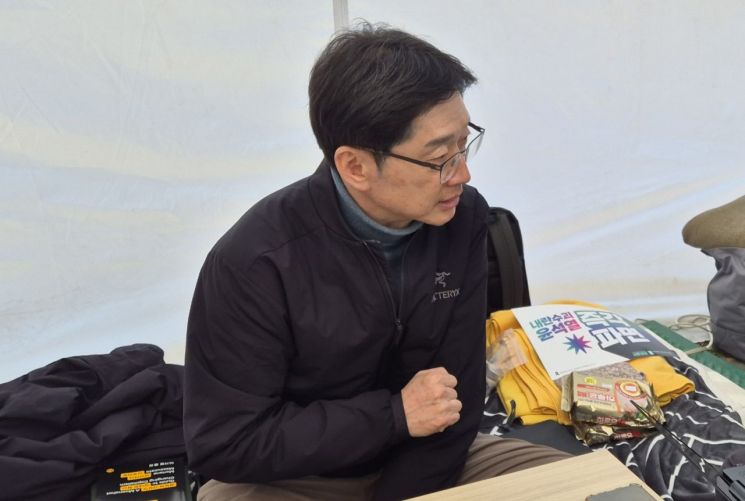 김경수 전 경남도지사가 11일 서울 종로구 경복궁역 인근에서 윤석열 대통령 파면을 촉구하며 단식 농성장에서 인터뷰를 진행하고 있다. 이동우 기자