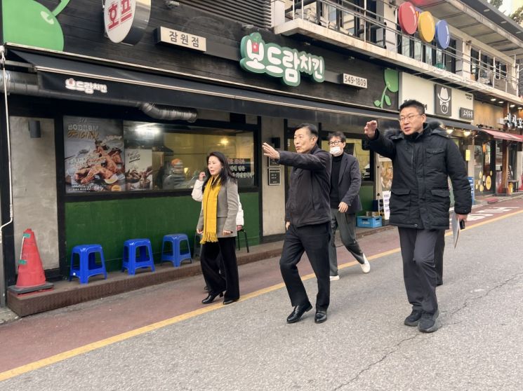 전성수 서초구청장(가운데)가 지역 상권을 살피고 있다.
