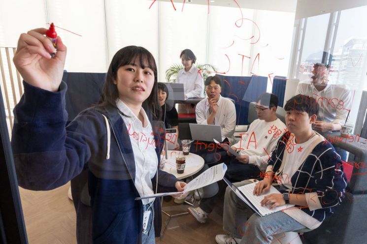 KT가 AX 딜리버리 전문센터(가칭)에 합류할 AX 중추 인력 채용을 실시한다. 사진은 KT AX 딜리버리 전문센터 직원들이 글로벌 선도 기업 내 최고 전문가들과 공동 프로젝트를 준비하고 있는 모습. 사진=KT