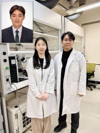 정유진 석사과정생과 김대석 교수(오른쪽). 위는 한양대 엄영호 교수. 국립부경대 제공