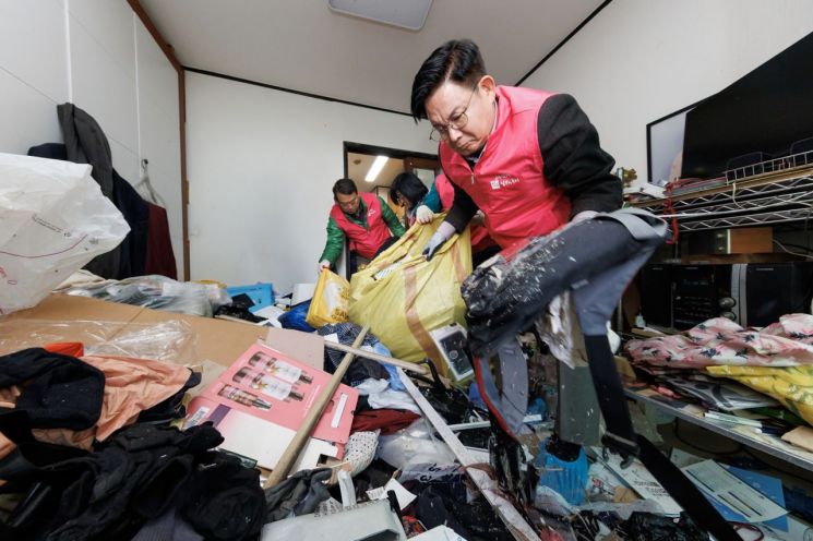 Park Gang-su, Mayor of Mapo District, Rolls Up Sleeves to Organize Hoarder Elderly's Home