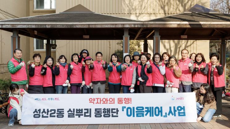 Park Gang-su, Mayor of Mapo District, Rolls Up Sleeves to Organize Hoarder Elderly's Home