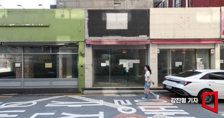 서울 서대문구 이화여대 인근 상권에 텅빈 상가가 곳곳에 자리하고 있다. 강진형 기자