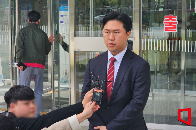 지민규 의원이 지난해 1심 판결 직후 대전지법 천안지원 정문 앞에서 "더 성실한 의정 활동으로 이번 일을 만회하도록 할 것"이라고 말하는 모습.