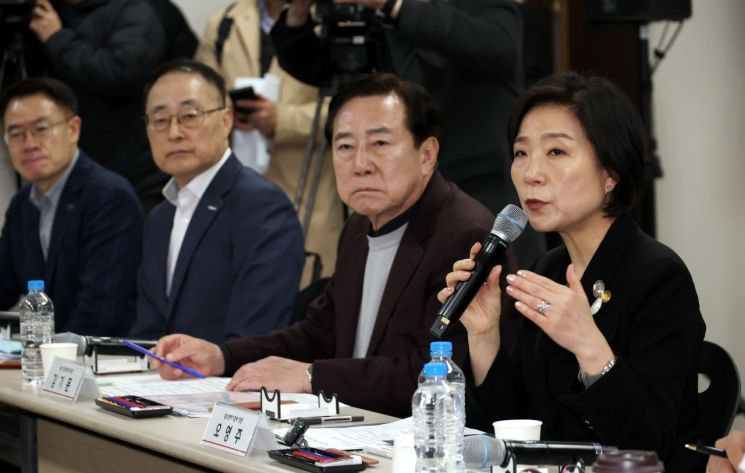 오영주 중소벤처기업부 장관과 김기문 중소기업중앙회 회장이 12일 경기도 화성 지제이알미늄 본사에서 미국 관세시행에 따른 수출 중소기업 영향 및 애로사항을 점검하고 있다. 중소기업중앙회 제공