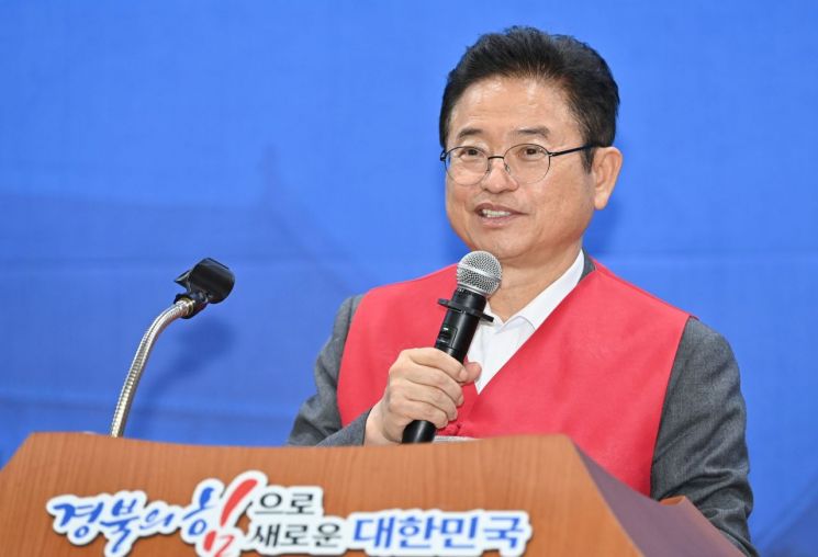 국민의힘 소속 이철우 경북지사가 12일 윤석열 대통령을 '각하(閣下)'라고 부르자는 황당한 주장이 담긴 내용을 소셜미디어에 올렸다 논란을 의식한 듯 얼마 지나지 않아 삭제했다. 이 지사의 주장은 헌법재판소의 탄핵 심판이 '각하(却下)'돼야 한다는 뜻을 담아 윤 대통령을 '각하'라고 부르자는 것이다. 이철우 페이스북