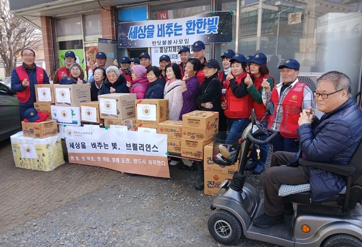 11일 서산 반딧불봉사단이 첫 봉사활동으로 수석동 동남아파트 단지 내 '우리들 주간보호센터'와 석림동에 위치한 서산시지체장애인협회를 차례로 방문해 필요한 물품(130만 원 상당)을 전달했다. /독자 제공