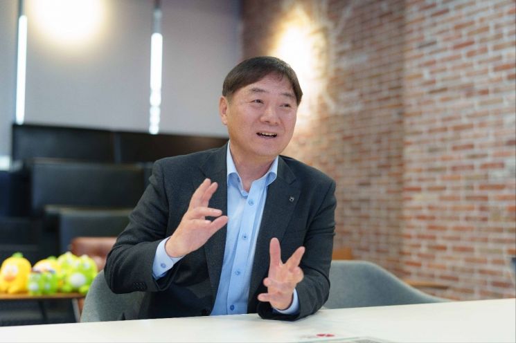 박도성 농협은행 IT부문 부행장이 지난 10일 경기 의왕 농협통합IT센터 아이디어 그라운드에서 질문에 답변하고 있다. NH농협은행 제공