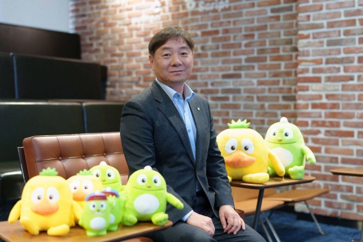 박도성 농협은행 IT부문 부행장이 지난 10일 경기 의왕 농협통합IT센터 아이디어 그라운드에서 사진 촬영을 하고 있다. NH농협은행 제공
